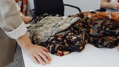 Un gros plan de divers tissus colorés étalés sur une table pendant un atelier de mode.