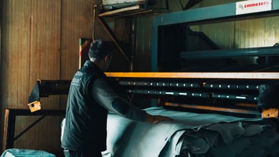 Ouvrier du cuir traitant des peaux dans la tannerie de Gerede, Türkiye.