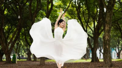 danse, arbres, robe blanche, forêt, ballet, élégance, environnement naturel, mouvement, nature, femme, ballerine, en plein air, expression, vietnam, hanoï, mouvement circulaire, jeunesse, impressionnant, danse folklorique, performance, artistique, grâce