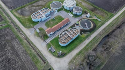 Photo aérienne de l'usine de traitement des eaux usées à Saint-Marcel-Bel-Accueil, France.