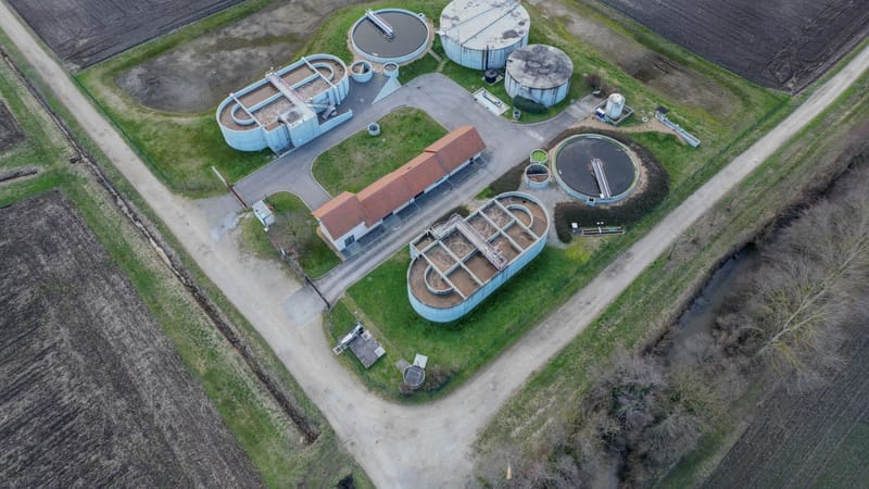 Photo aérienne de l'usine de traitement des eaux usées à Saint-Marcel-Bel-Accueil, France.