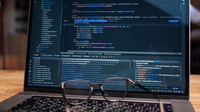 Écran d'ordinateur portable montrant un logiciel de débogage avec du code, idéal pour des thèmes technologiques et de développement logiciel.