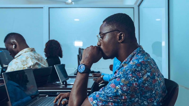 Des étudiants dans une classe d'informatique apprennent le codage et le développement de logiciels à Accra, au Ghana.