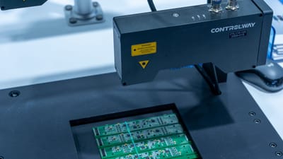 Gros plan sur une machine d'inspection de circuits imprimés en fonctionnement, mettant en évidence la technologie.