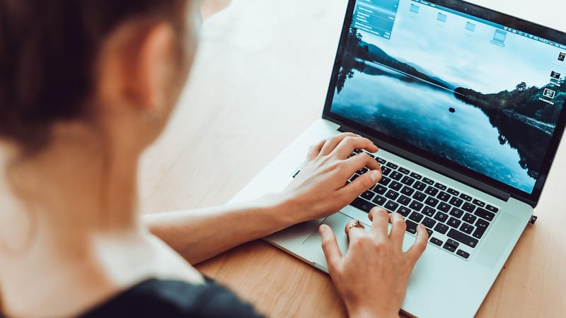 bureau à domicile, entreprise, ordinateur, portable, en milieu de travail, écran, travailler, concepteur, bureau, macbook, créatif, employés, professionnel, écrire, femme, clavier, numérique, devoirs, secrétaire, büroangestellt, employée de commerce, assistance, secrétaire, secrétaire, secrétaire, secrétaire, secrétaire