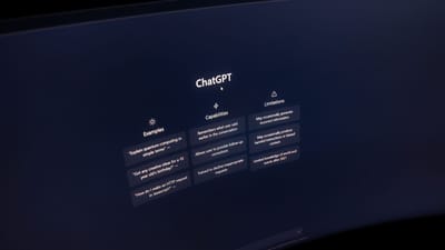 Gros plan sur un écran d'ordinateur affichant l'interface de ChatGPT dans un environnement sombre.