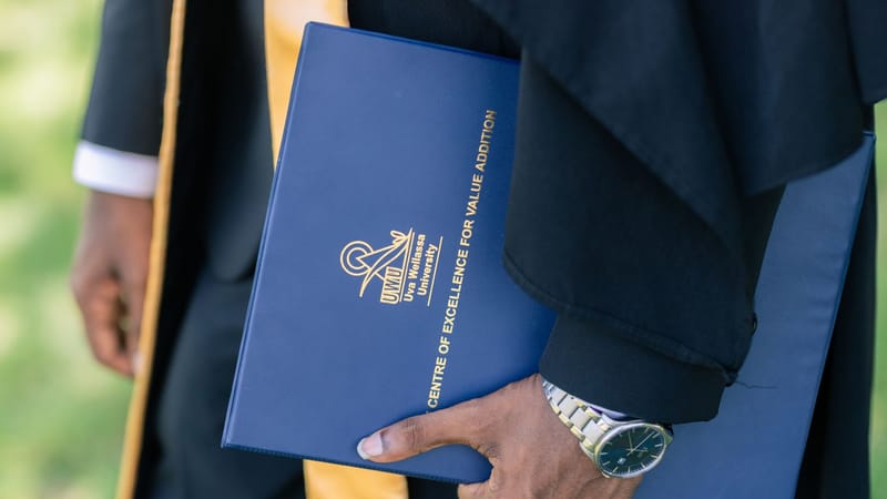 Célébrez le succès avec cette scène de remise des diplômes dynamique mettant en vedette l'Université Uva Wellassa !