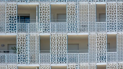 Façade détaillée d'un bâtiment d'appartements moderne avec un design décoratif à Montpellier, France.