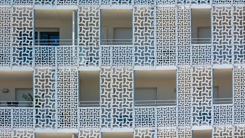 Façade détaillée d'un bâtiment d'appartements moderne avec un design décoratif à Montpellier, France.