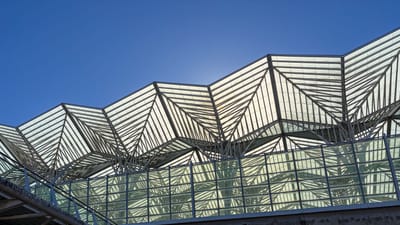 Le design géométrique saisissant de la gare d'Oriente à Lisbonne sous un ciel bleu limpide.