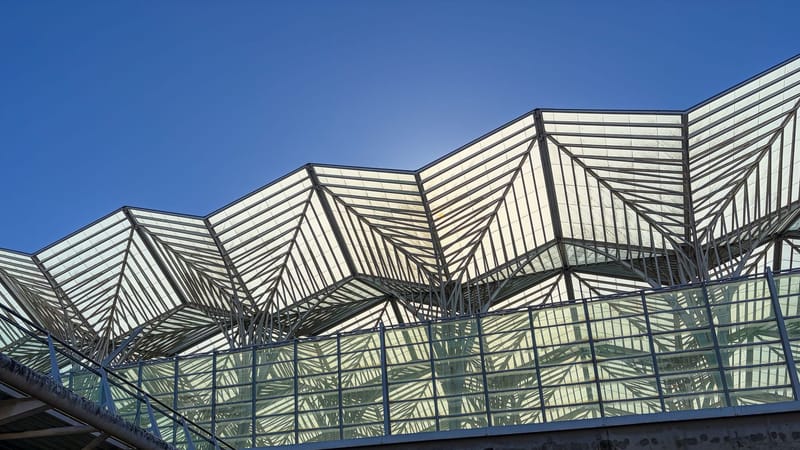 Le design géométrique saisissant de la gare d'Oriente à Lisbonne sous un ciel bleu limpide.