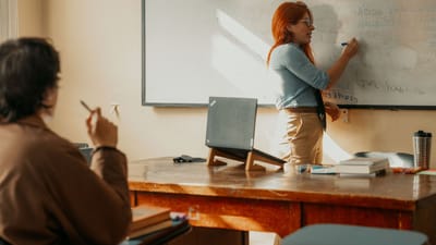 Un professeur explique un concept dans une université de Buenos Aires, dans une salle de classe.