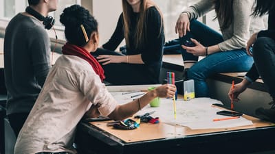 gens, filles, femmes, étudiants, copains, en parlant, rencontre, étudier, grouper, activité, devoirs, travail de groupe, réflexion, groupe d'étude, étudiants, étudiants, étudiants, étudiants, étudiants