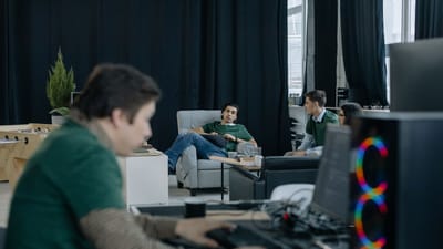 Groupe de professionnels concentrés dans un bureau moderne discutant d'idées et travaillant en collaboration.