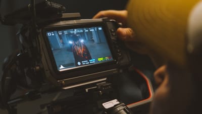 Capturant une scène cinématographique avec un équipement de caméra vidéo professionnel à l'intérieur.