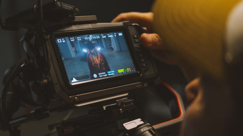 Capturant une scène cinématographique avec un équipement de caméra vidéo professionnel à l'intérieur.