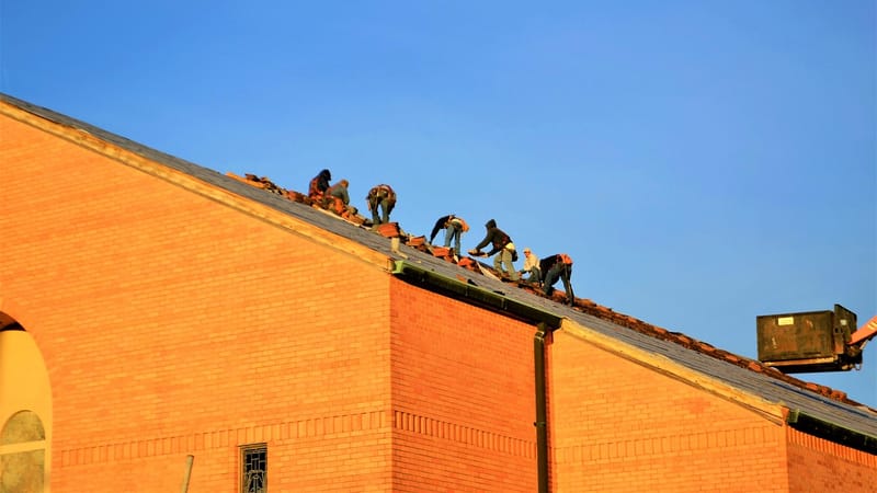 église, constructeur, entrepreneurs, toiture, ascenseur, échelle, ouvriers, réparation de développement, biens, travail, imeuble, l'architecture, charpenterie, résidence, structure, texas commercial, augmenter, extérieur, casque, mexicain, un dur travail, expert, couvreurs, travailleur, chauffer