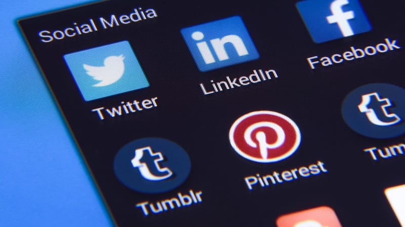 médias sociaux, facebook, twitter, instagram, icônes, commercialisation, lié, entreprise, mobile, pinterest, filtrer, téléphone intelligent, l'internet, la technologie, des ordinateurs, application, la communication, multimédia, réseau, numérique, logo, tumblr, marque, tweeter, www, dispositif, relier, bleu, affaires, bleu ordinateur, le bleu de la technologie, ordinateur portable bleu, bleu de téléphone, bleu de marketing, logo bleu, bleu mobile, bleu facebook, réseau bleu, le bleu de la commun