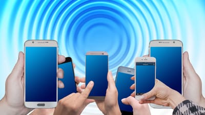 numérisation, électronique, smartphone, mobile, téléphoner, mains, globe, continents, la mise en réseau, ordinateur, numérique, global, réseau, des médias sociaux, signal, la puissance du signal, accueil
