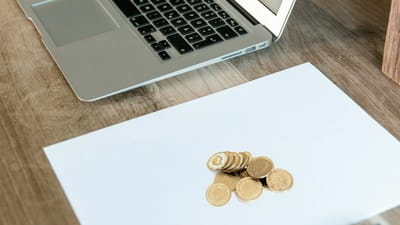 financier, papier, comptabilité, bancaire, entreprise, pièce de monnaie, les données, portable, document, économique, croissance, information, investir, investissement, clavier, vie, la gestion, marché, argent, souris, nombres, bureau, commerce, richesse, bois