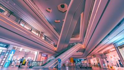 Découvrez le design futuriste et l'éclairage vibrant de l'intérieur d'un centre commercial à Shenzhen.