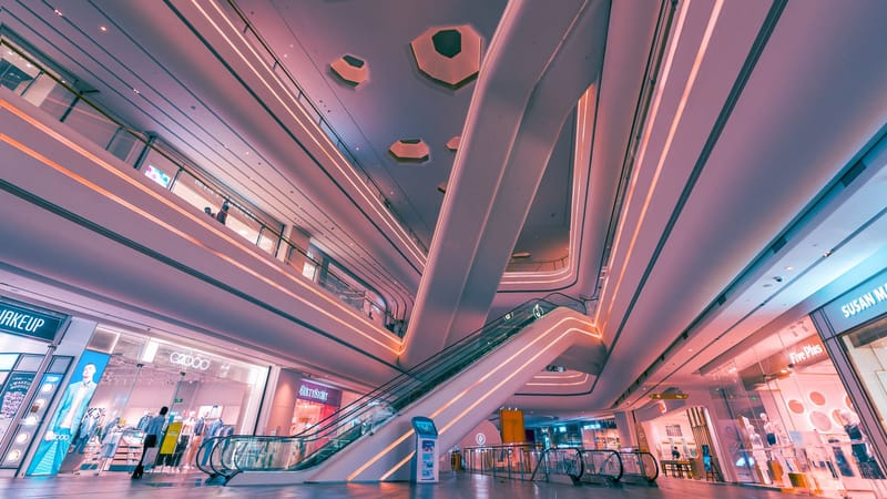 Découvrez le design futuriste et l'éclairage vibrant de l'intérieur d'un centre commercial à Shenzhen.
