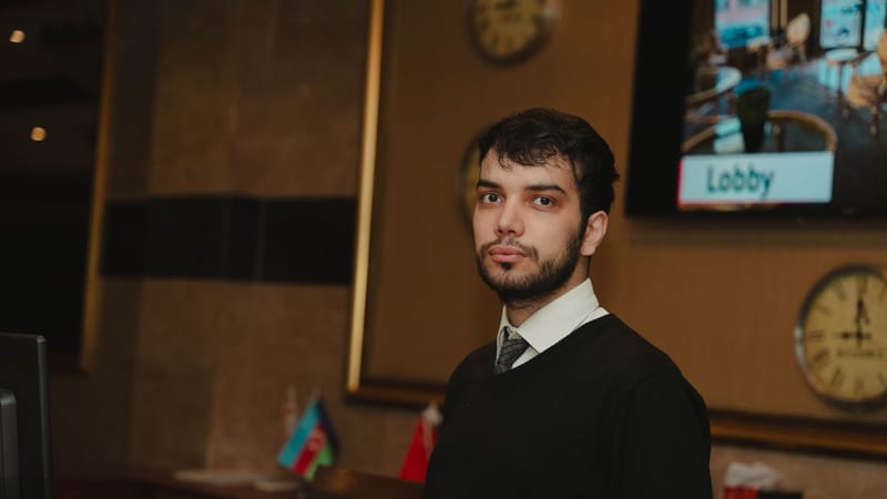Une réceptionniste d'hôtel se tient à la réception dans le hall, prête à aider les clients.