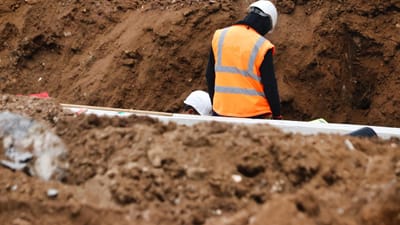 ouvriers, construction, excavation, creuser, imeuble, ouvriers du bâtiment, casque, gilet de sécurité, chantier de construction, sol, excavation, excavation, excavation, excavation, excavation, creuser