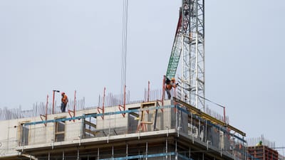 chantier, grue, construction, échafaudage, structure, ouvriers, hommes, travailler, équipements