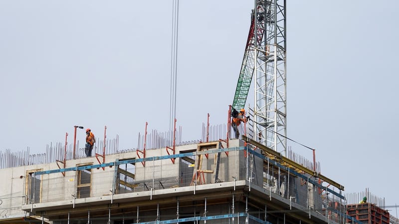 chantier, grue, construction, échafaudage, structure, ouvriers, hommes, travailler, équipements