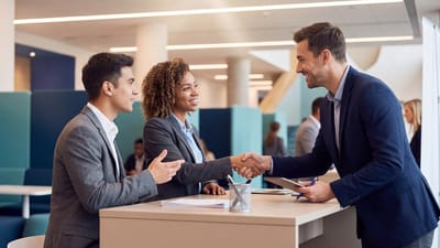 réunion d'affaires, poignée de main, collaboration, succès, amis, patron, réunion, personnes, accord, contrat, négociation, travail d'équipe, bureau, professionnel, communication, interpersonnel, positif, satisfaction, administration