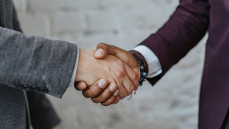 Poignée de main professionnelle symbolisant la coopération et le partenariat dans un cadre commercial.
