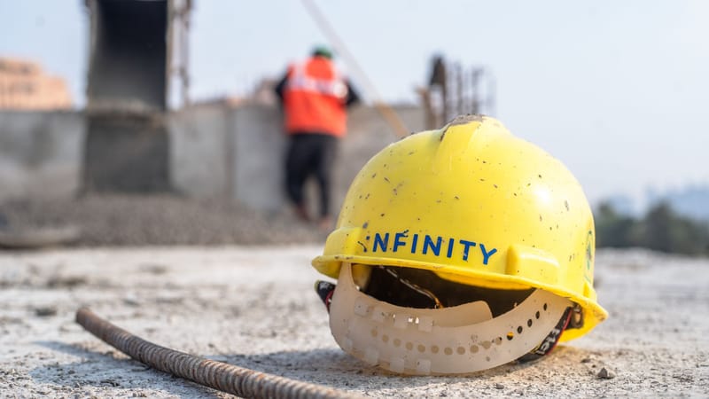 Gros plan d'un casque de sécurité jaune sur un chantier de construction à Delhi.