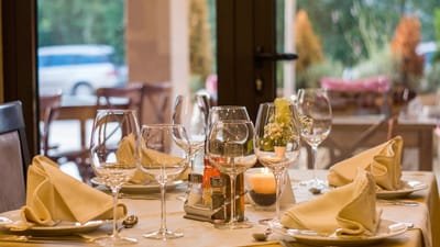 le restaurant, réglage de la table, table, verrerie, verres à pied, verres à vin, lunettes, assiettes, serviette, mise en place, dîner, à manger, service, le déjeuner, table, table, table, table, table, dîner, service