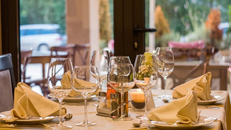 le restaurant, réglage de la table, table, verrerie, verres à pied, verres à vin, lunettes, assiettes, serviette, mise en place, dîner, à manger, service, le déjeuner, table, table, table, table, table, dîner, service