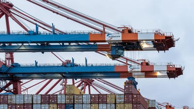 Grues chargeant des conteneurs de fret au port maritime de Hambourg.