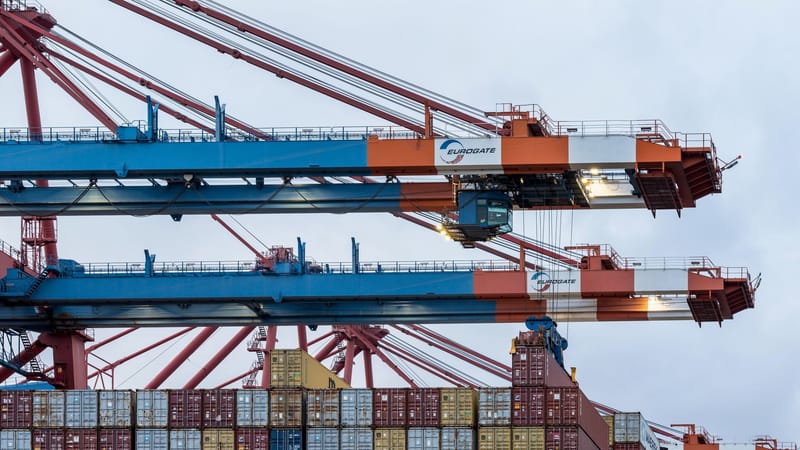 Grues chargeant des conteneurs de fret au port maritime de Hambourg.