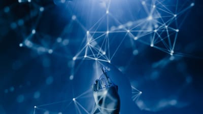 Une main robotique atteignant un réseau numérique sur un fond bleu, symbolisant la technologie de l'IA.