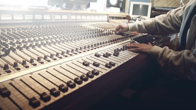 studio de son, enregistrement, faders, mixer, la musique, du son, studio, la technologie, l'audio, équipement, le volume, médias, radio, record, divertissement, professionnel, égaliseur, radio, radio, radio, radio, radio