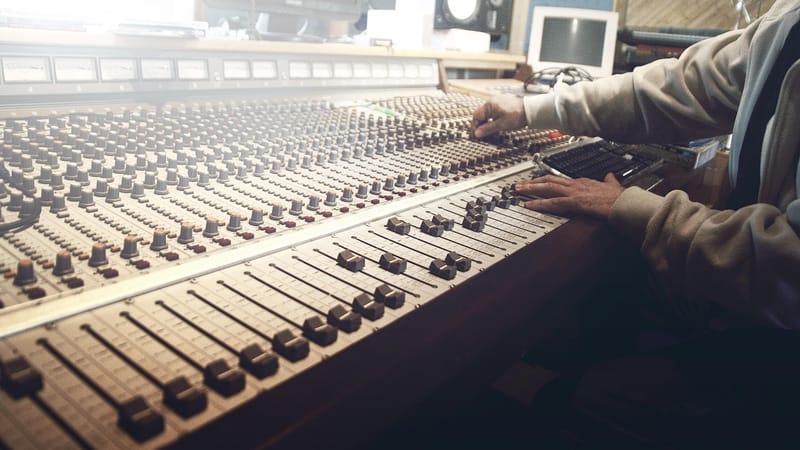 studio de son, enregistrement, faders, mixer, la musique, du son, studio, la technologie, l'audio, équipement, le volume, médias, radio, record, divertissement, professionnel, égaliseur, radio, radio, radio, radio, radio