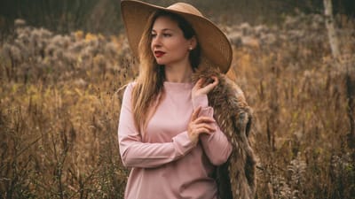 femme, portrait, automne, chapeau, mode, style, nature, style automnal, blonde, pose, mode féminine, décontracté, paysage d'automne, dehors, style confortable, femme avec chapeau, tons sombres, rural, mode automnale, paysage