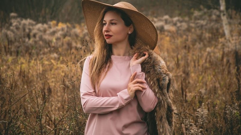 femme, portrait, automne, chapeau, mode, style, nature, style automnal, blonde, pose, mode féminine, décontracté, paysage d'automne, dehors, style confortable, femme avec chapeau, tons sombres, rural, mode automnale, paysage
