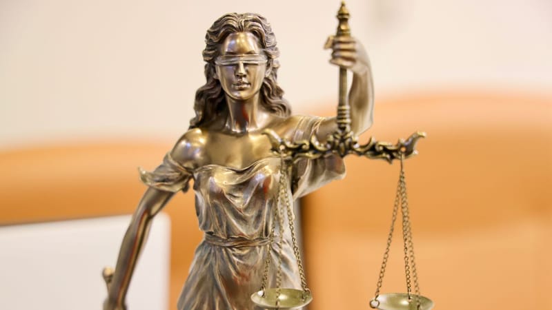 Image détaillée de la statue de la Justice, symbolisant l'équité et l'impartialité.