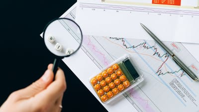 Loupe mettant en évidence le mot 'WIN' sur des graphiques financiers. Améliorez votre vision d'analyse commerciale.