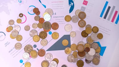 Image de diverses pièces sur des documents financiers avec des graphiques et des chartes.