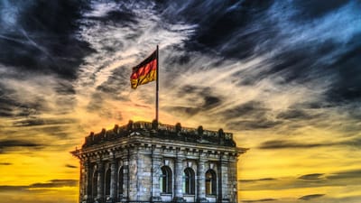 bundestag, drapeau allemand, parlement, élection fédérale, allemagne, capitale, drapeau, architecture, bannière, imeuble, gouvernement district, berlin, gouvernement, drapeau de l'allemagne, nature, ville, politique, bâtiment du gouvernement, allemand, battement, des nuages, façade, récit, tourisme
