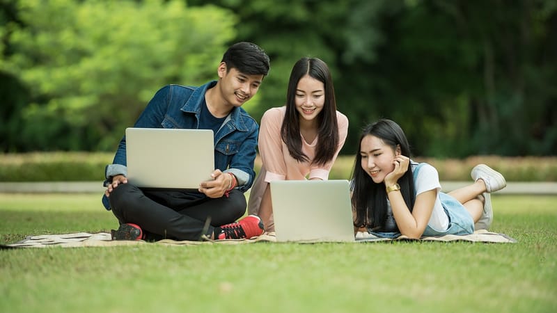 étudiants, des ordinateurs, ordinateurs portables, souriant, parc, étudier, en train d'étudier, travail de groupe, camarades de classe, copains, asiatique, asie, ordinateur, relation amicale, filles, content, gens, la technologie, thaïlande, jeune, travail en équipe, jour de l'amitié