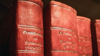 Livres parlementaires reliés en cuir rouge du XIXe siècle, conservés à la bibliothèque de Berne, en Suisse.