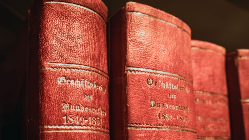Livres parlementaires reliés en cuir rouge du XIXe siècle, conservés à la bibliothèque de Berne, en Suisse.