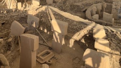 Explorez les anciennes structures de pierre de Göbekli Tepe et découvrez des merveilles archéologiques vues du ciel.